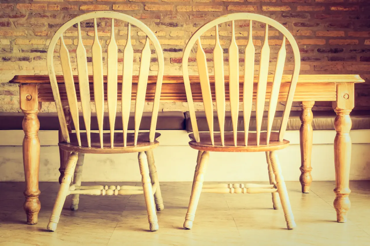 Sporco e unto sulle sedie di legno della cucina? Ecco il trucco rapido per pulirle senza rovinarle