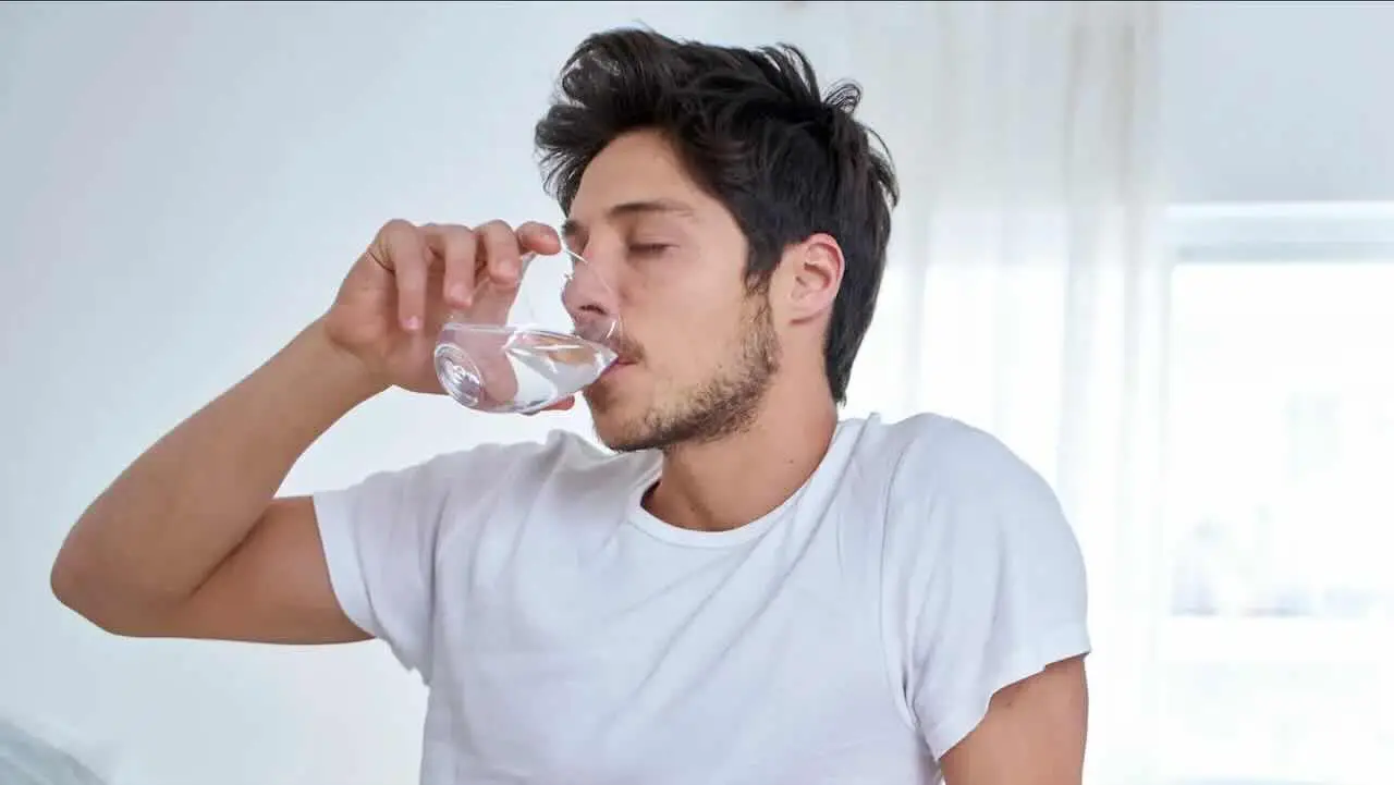 Hai mangiato troppo salato? Ecco il trucco per eliminare subito la sete e il gonfiore