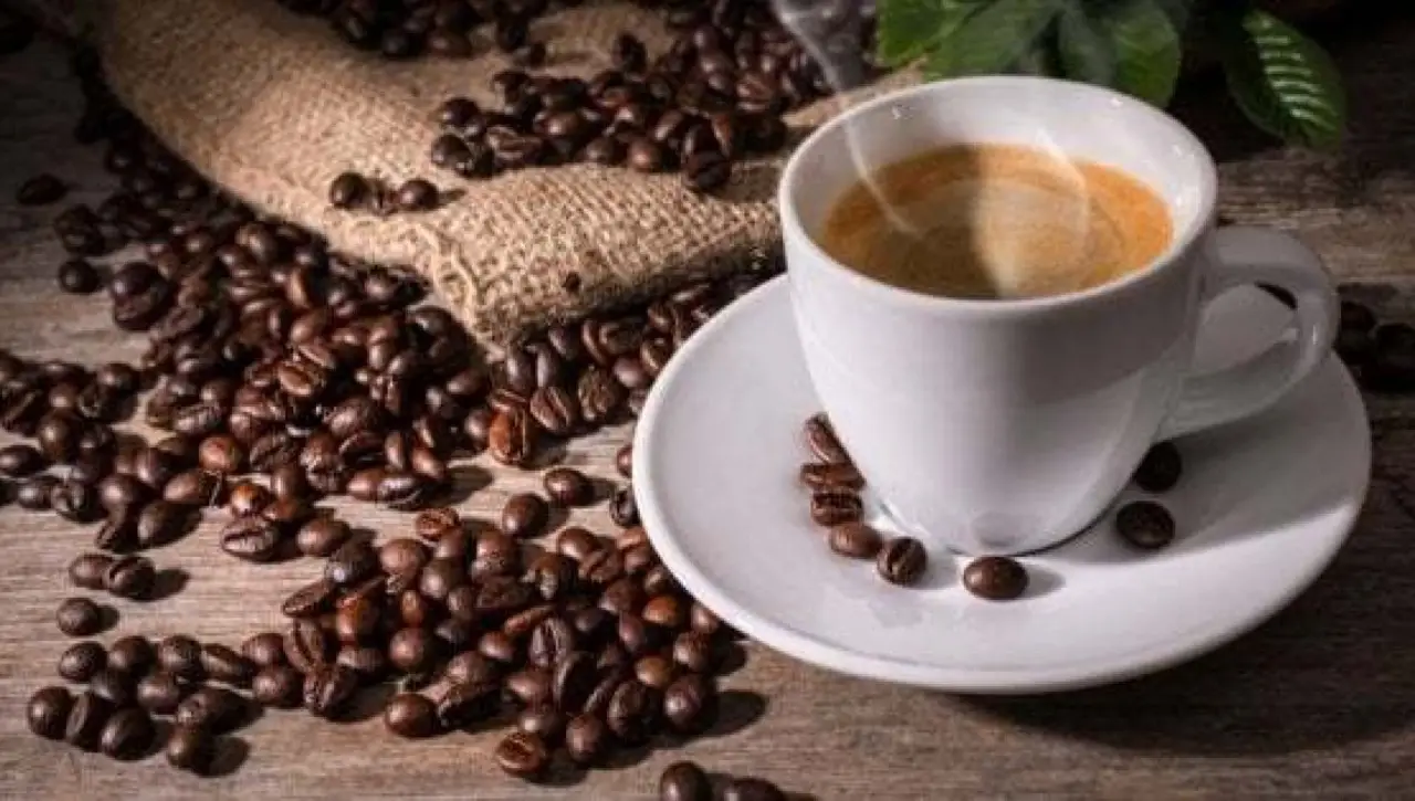 Il trucco naturale con il caffè per invecchiare il legno all’istante con un effetto spettacolare